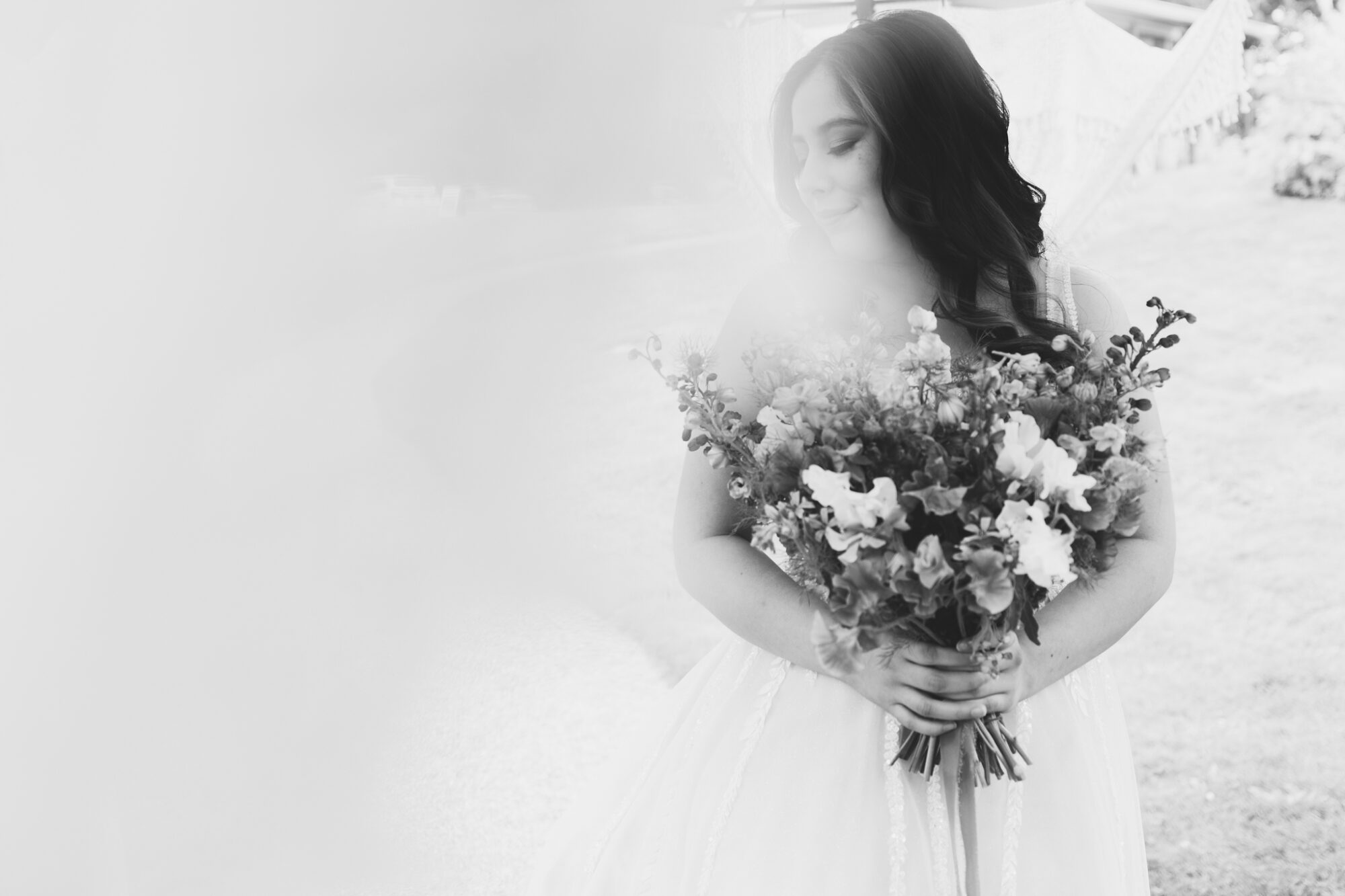 The bride is holding a bouquet and wearing a beautiful wedding dress, looking charming — Best Wedding photography and Cinematography in Colorado and Washington The bride is holding a bouquet and wearing a beautiful wedding dress, looking charming — Best Wedding photography and Cinematography in Colorado and Washington